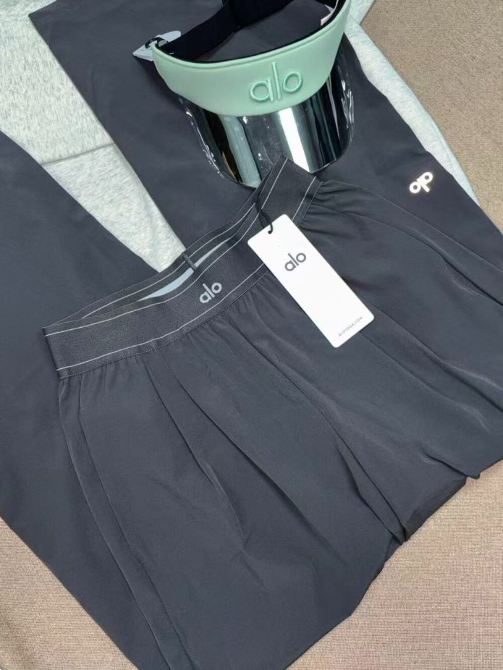 🔘NWT Alo Yoga Suit Up Trouser Dark Grey(Regular)Loose Straight Leg Pants - Picture 3 of 7